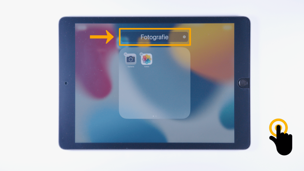 iPad: Startbildschirm. Man sieht den Ordner Fotografie. Die Überschrift ist mit einem Kästchen und einem Pfeil hervorgehoben.
