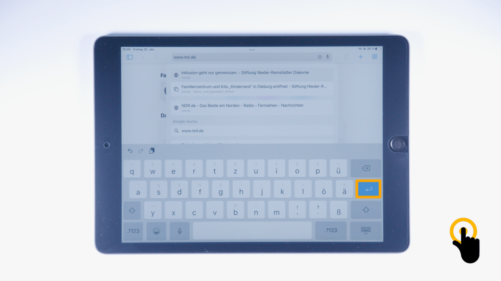 Ein iPad: Farbliche Markierung der blauen Eingabetaste (Pfeil nach links), Taste am rechten, unteren Bildschirmrand.