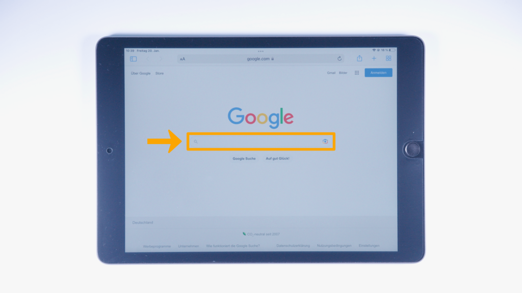 Ein iPad: Google geöffnet: Farbliche Markierung des Google-Suchfeldes; Bildschirmmitte.
