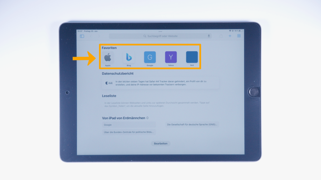 Ein iPad: Internet ist geöffnet: Anzeige der Favoritenliste, Pfeil zeigt auf gespeicherte Lesezeichen.