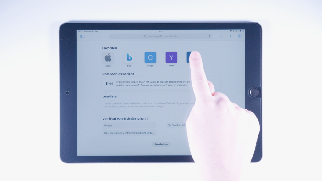 Ein iPad: Finger liegt auf dem NRD-Lesezeichen, Bildschirmmitte.