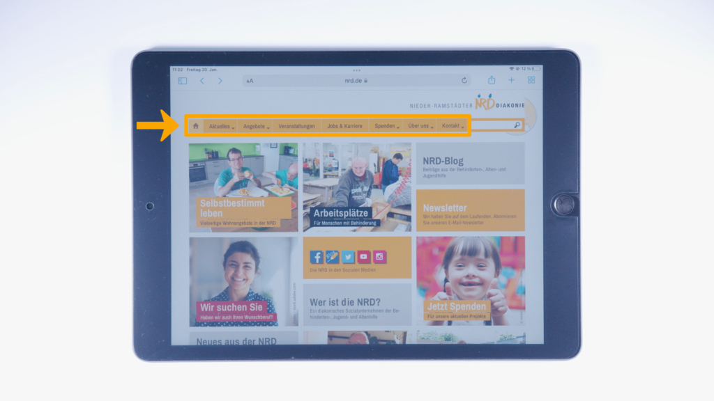 Ein iPad: NRD-Homepage:  Farbliche Markierung der orangenen Kategorie-Zeile. 