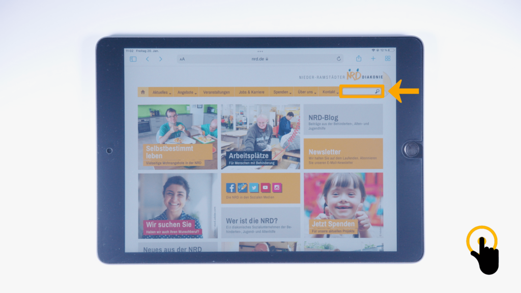 Ein iPad: NRD-Homepage, Startseite: Farbliche Markierung des Suchfeldes, Suchfeld rechts, oben auf der NRD-Webseite.