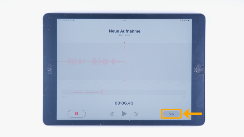 Ein iPad: Sprachaufnahme: Anzeige des Titels, der Audio-Lautstärke, Dauer, Pausen- und Fertig-Symbol; Fertig-Symbol in der rechten, unteren Bildschirmecke.