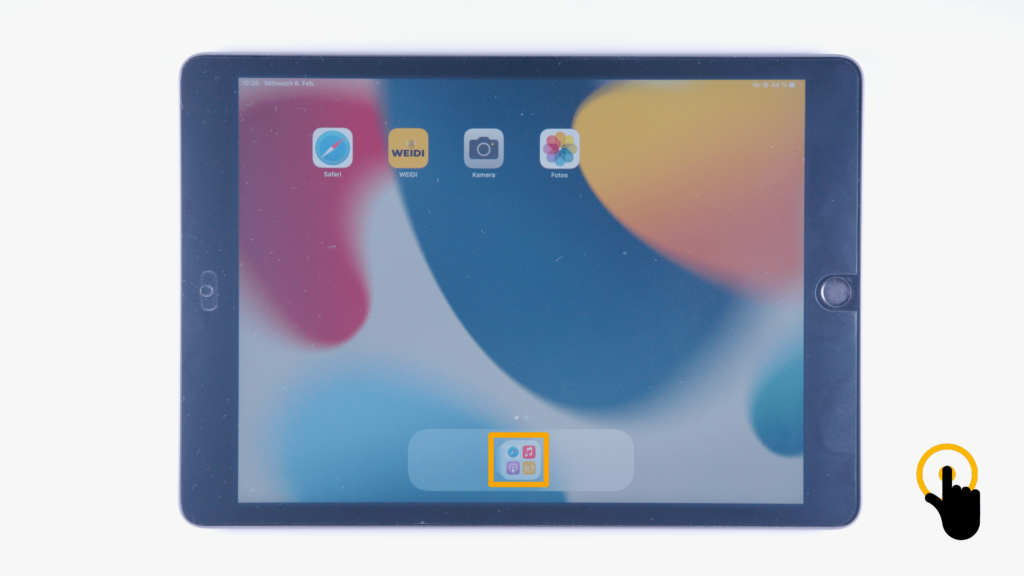 iPad-Startbildschirm: Finger liegt auf dem App-Mediatheken-Symbol; untere Bildschirmmitte.