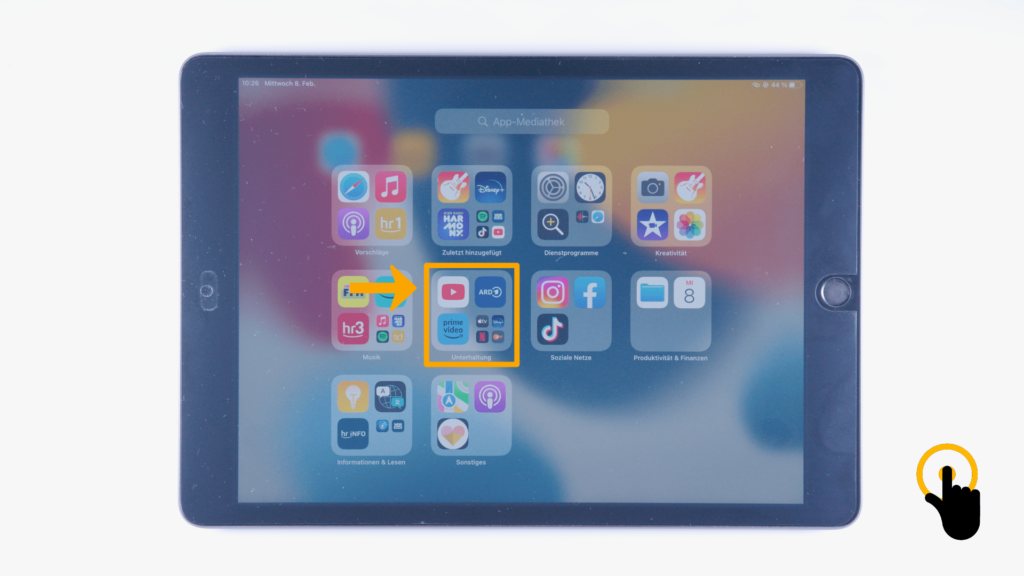 Ein iPad: App-Mediathek geöffnet: Markierung der Kategorie Unterhaltung, in der Bildschirmmitte. YouTube-Icon weiß mit rotem Viereck, weißes Dreieck in der Mitte.