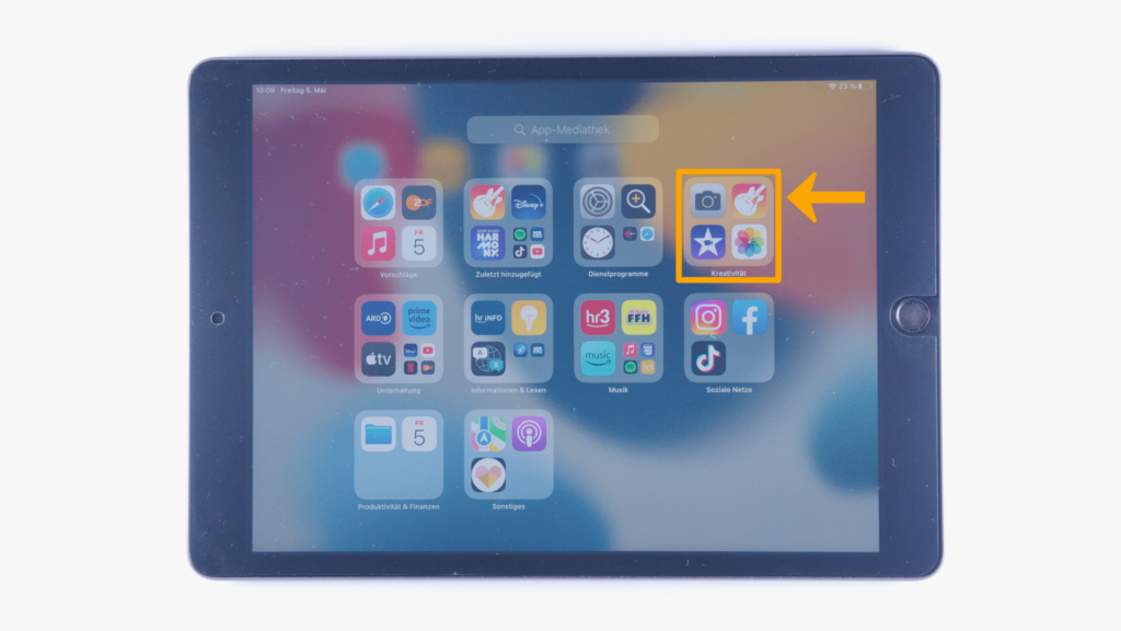 (iPad:) App-Mediathek: Farbliche Markierung Bereich Kreativität (linker Bildschirmrand) App GarageBand in der linken, oberen Bildschirmecke.