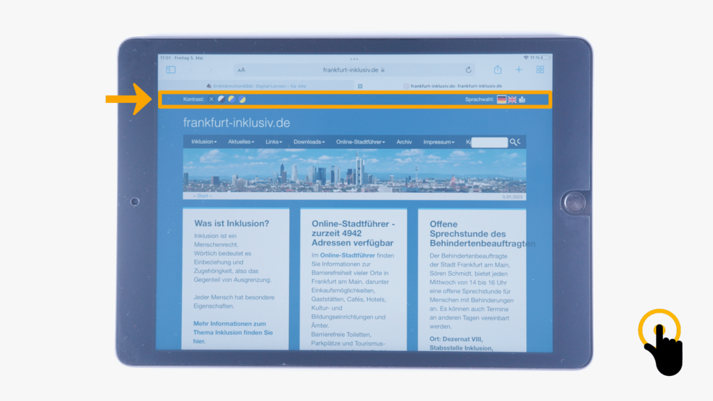 (iPad:) Webseite von Frankfurt-Inklusiv geöffnet: Farbliche Markierung der Barrierearmut-Filterleiste (oberer Bildschirmrand) Zeigefinger (rechter, unterer Bildschirmrand)