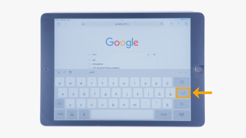 (iPad:) Google-Startseite geöffnet: Suchfeld: „NRD“ (Bildschirmmitte) Farbliche Markierung Enter-Taste, iPad-Tastatur (rechte, untere Bildschirmhälfte)