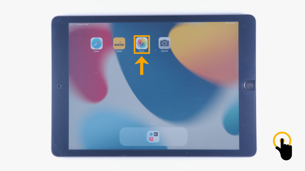 (iPad:) Startbildschirm: Farbliche Markierung der Fotos-App; obere Bildschirmmitte. 