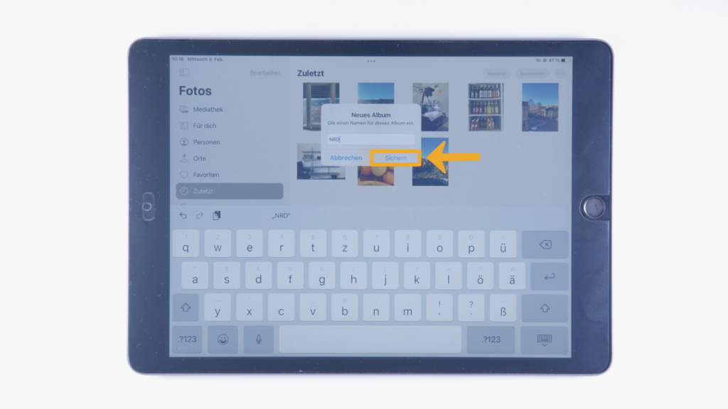 (iPad:) Tastatur geöffnet: Farbliche Markierung der Taste Sichern, Bildschirmmitte. 