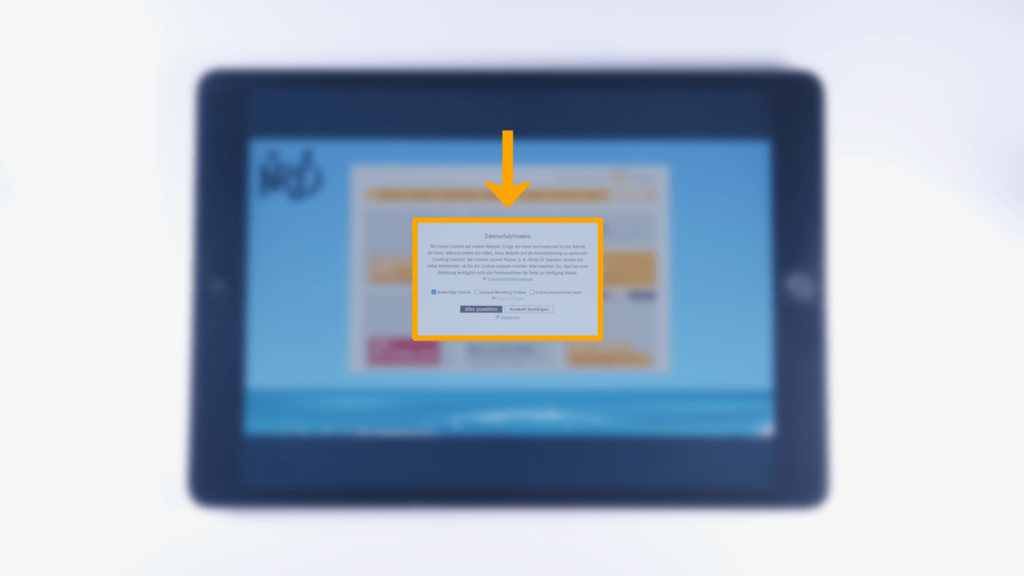 (iPad:) Screenshot Webseite NRD (unscharf), Bildschirmmitte Vordergrund: Cookie-Banner, Überschrift „Datenschutzhinweis“ (scharf) Grafik NRD-Logo (unscharf); linke, obere Bildschirmecke