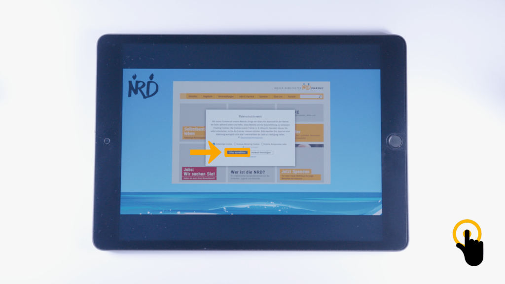 (iPad:) Screenshot Webseite NRD; Bildschirmmitte Vordergrund: Cookie-Banner, Überschrift „Datenschutzhinweis“ Farbliche Markierung der Auswahltaste: „Alles Auswählen“; daneben Auswahltaste „Auswahl bestätigen“ Grafik NRD-Logo; linke, obere Bildschirmecke