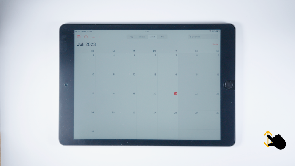 (iPad:) Kalender-App geöffnet: Monat Juli 2023 Finger in der rechten, unteren Bildschirmecke; Pfeil nach oben und unten