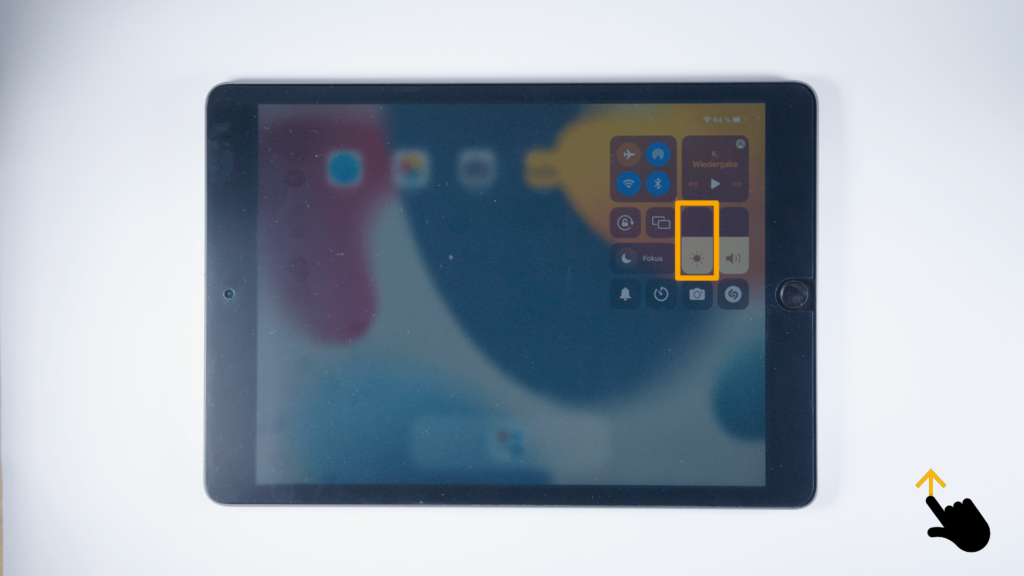 (iPad:) Kontrollzentrum geöffnet: Farbliche Markierung des Bildschirmhelligkeit, rechte Ecke des Kontrollzentrums Finger in der rechten, unteren Bildschirmecke: Pfeil nach oben