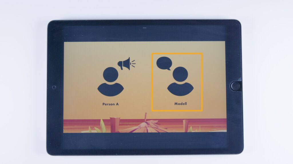 Tablet mit orangem Hintergrund. Links „Person A“ mit Megafon-Symbol, rechts eine markierte „Modell“-Person mit Sprechblase.