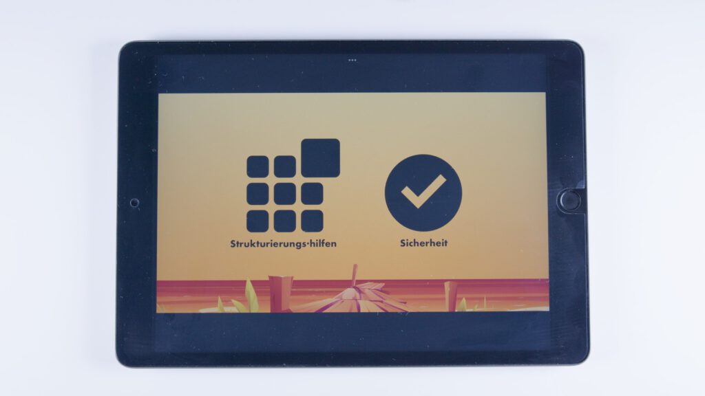 Tablet mit orangem Hintergrund. Links ein Raster-Symbol mit hervorgehobenem Kästchen und der Beschriftung „Strukturierungs·hilfen“, rechts ein Häkchen-Symbol mit dem Text „Sicherheit“.