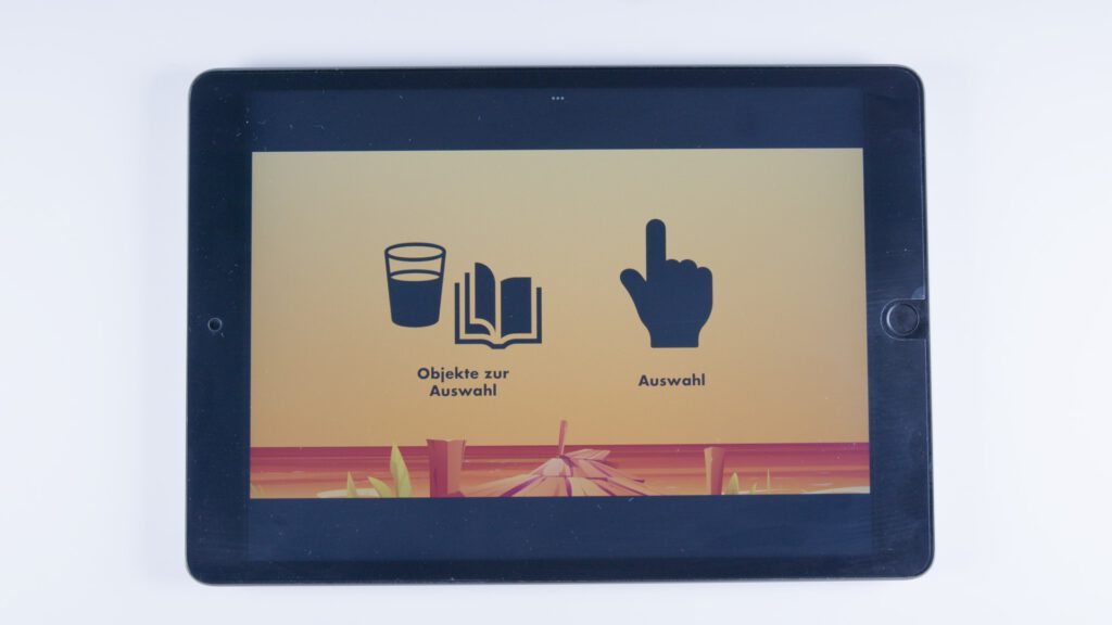 Tablet mit orangem Hintergrund. Links ein Glas und ein aufgeschlagenes Buch mit dem Text „Objekte zur Auswahl“, rechts ein Zeigefinger-Symbol mit dem Text „Auswahl“.