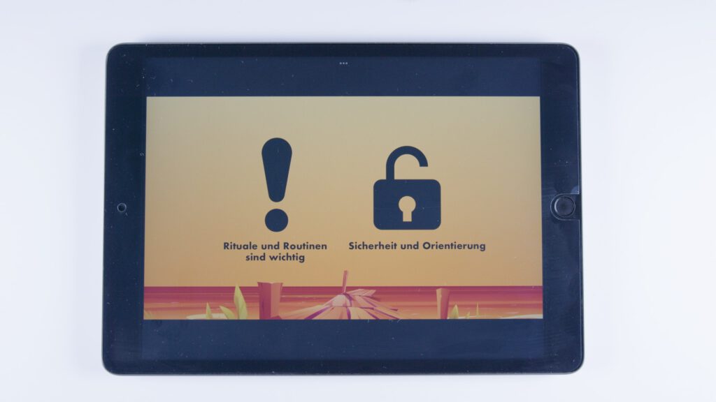 Tablet mit orangem Hintergrund. Links ein Ausrufezeichen mit dem Text „Rituale und Routinen sind wichtig“, rechts ein geöffnetes Schloss mit der Beschriftung „Sicherheit und Orientierung“.