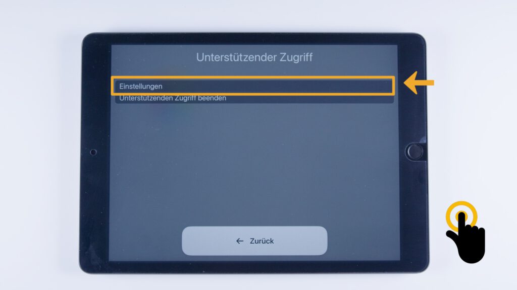 Tablet zeigt eine graue Oberfläche mit dem Titel „Unterstützender Zugriff“. Der Menüpunkt „Einstellungen“ ist gelb umrandet, daneben ein Fingertipp-Symbol.