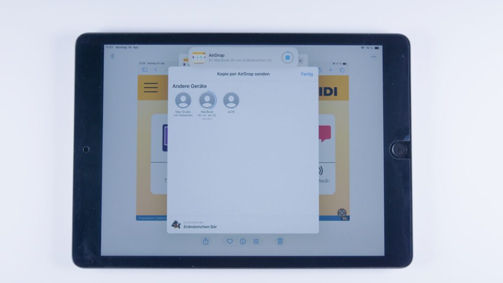 Tablet mit geöffneter AirDrop-Funktion. In der Mitte eine Liste möglicher Geräte, an die Inhalte gesendet werden können.