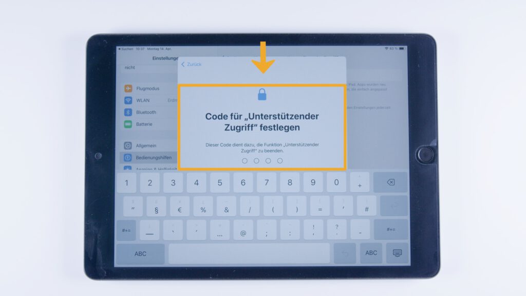 Tablet mit Eingabemaske zur Codevergabe. Der Text lautet: „Code für ‚Unterstützender Zugriff‘ festlegen“. Ein Schloss-Symbol und Eingabefelder sind sichtbar.
